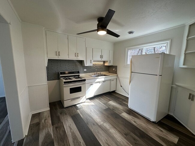 Building Photo - FREE JULY RENT!! Freshly Updated 2 Bedroom...