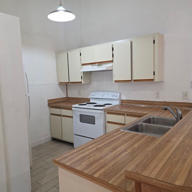 Building Photo - 6031 Scotchwood Glen