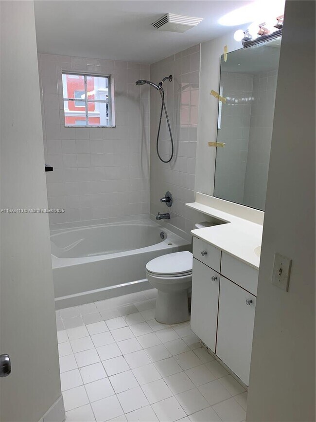 Building Photo - 17150 N Bay Rd