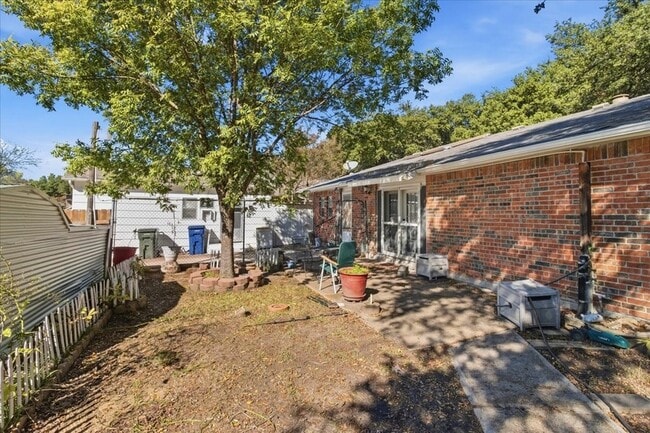 Building Photo - 4333 Thicket Dr