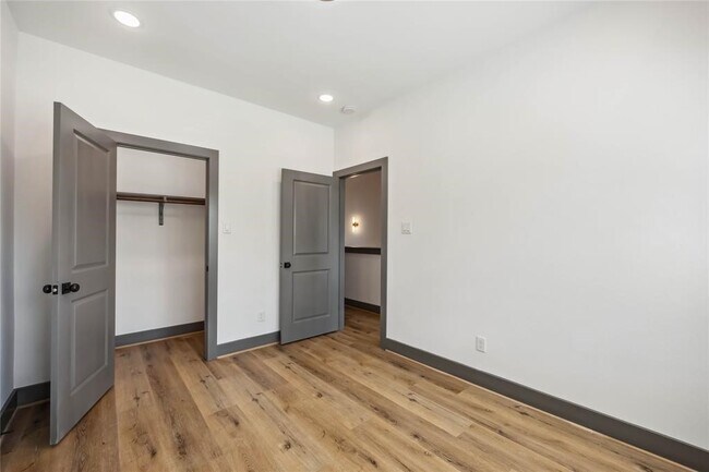 Building Photo - 5620 Shreveport Blvd