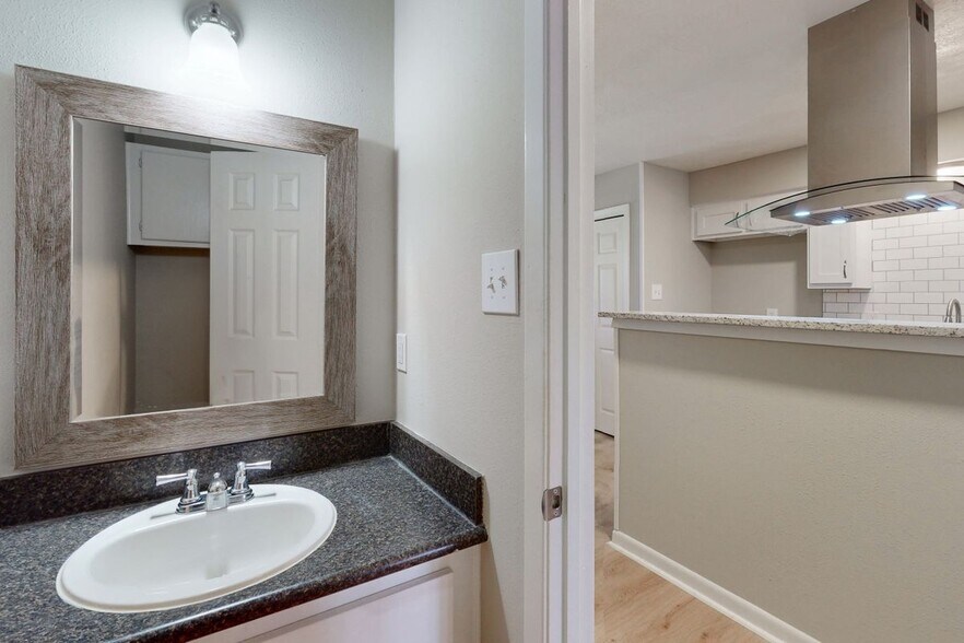 Building Photo - 1409 Airline Dr