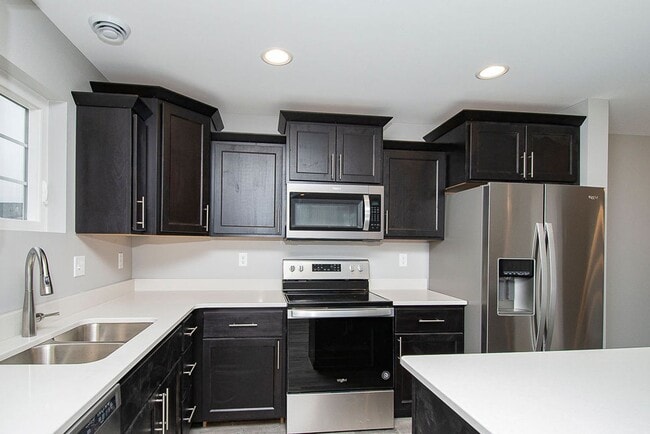 Building Photo - Charming Townhome in South Bismarck – Move-In Ready!