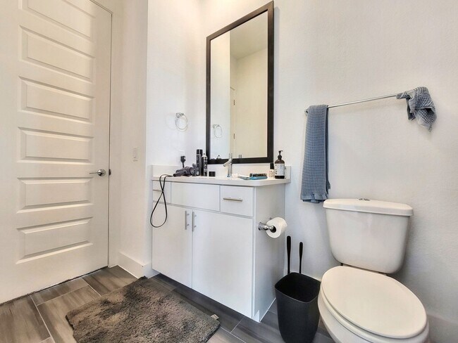 Building Photo - Spacious & Modern 3BR 2.5/BA Home with Lar...