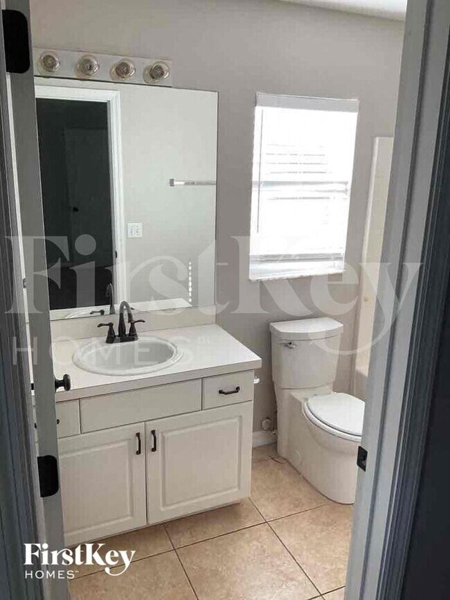 Building Photo - 739 N Midland Dr