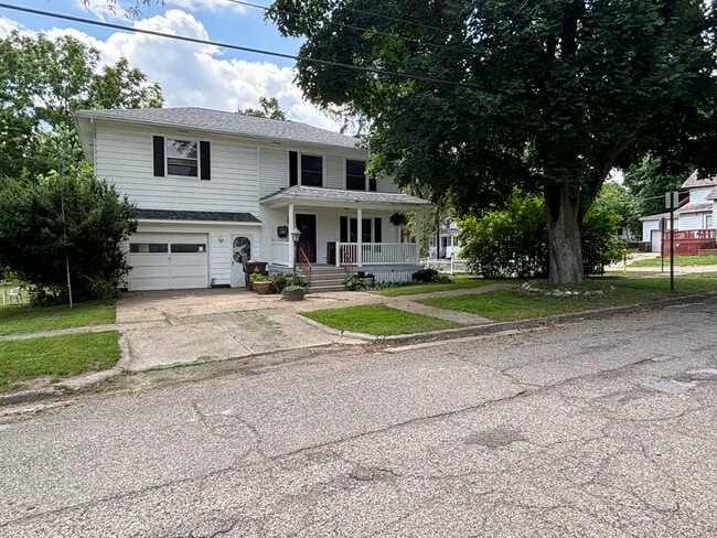 Building Photo - 200 E Pine St