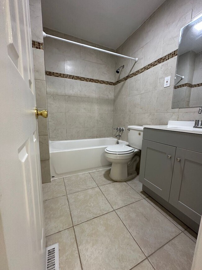 Building Photo - Malibu-4 Bedroom 2 Bath Single Family home