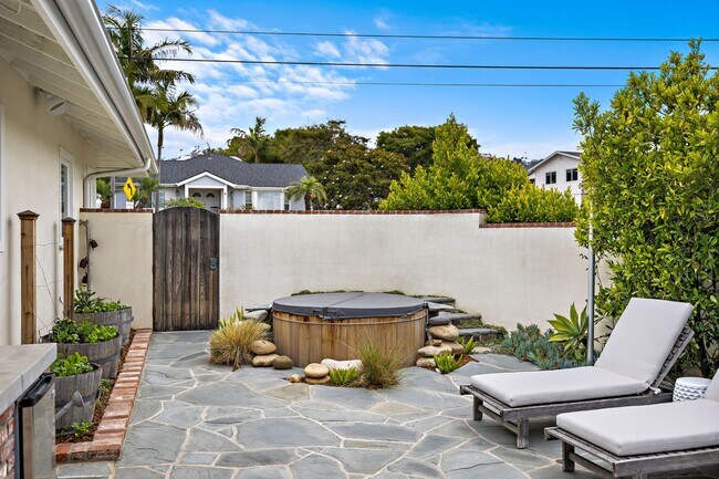 Building Photo - 806 S Ola Vista