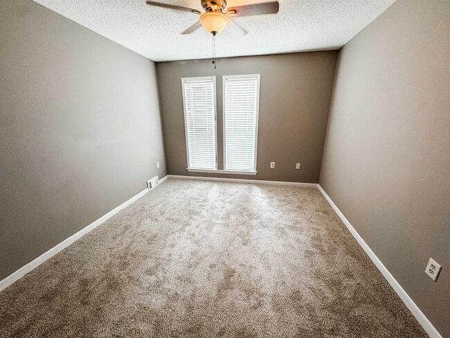 Building Photo - 166 E Lawnwood Dr