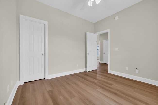 Building Photo - Beautifully renovated condo offering 3 Bed...