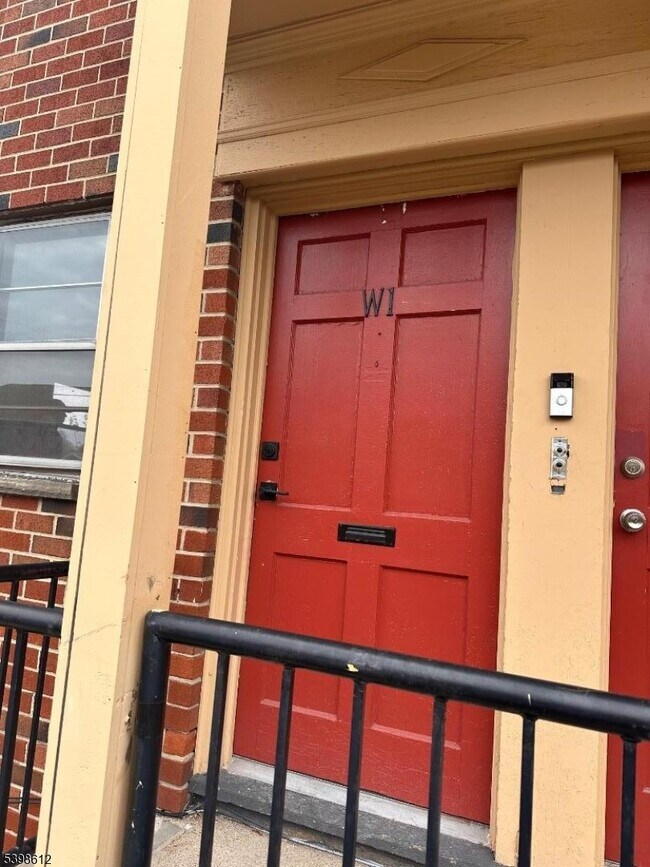 Building Photo - 916 Stuyvesant Ave.