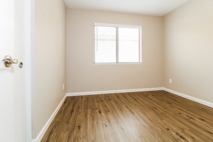 Building Photo - 15040 W Kings Dr
