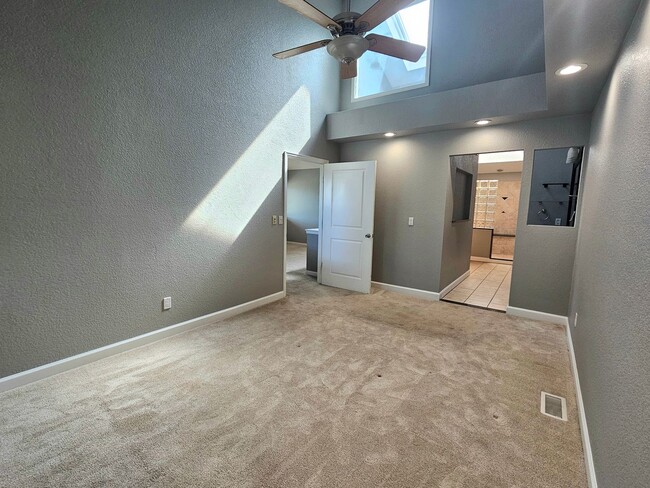 Building Photo - Gorgeous 2+ Bedroom 3 Bath Townhouse with ...