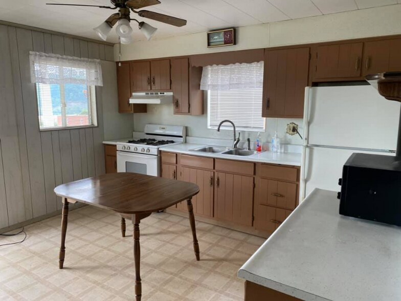 Building Photo - 206 Thompson Ave