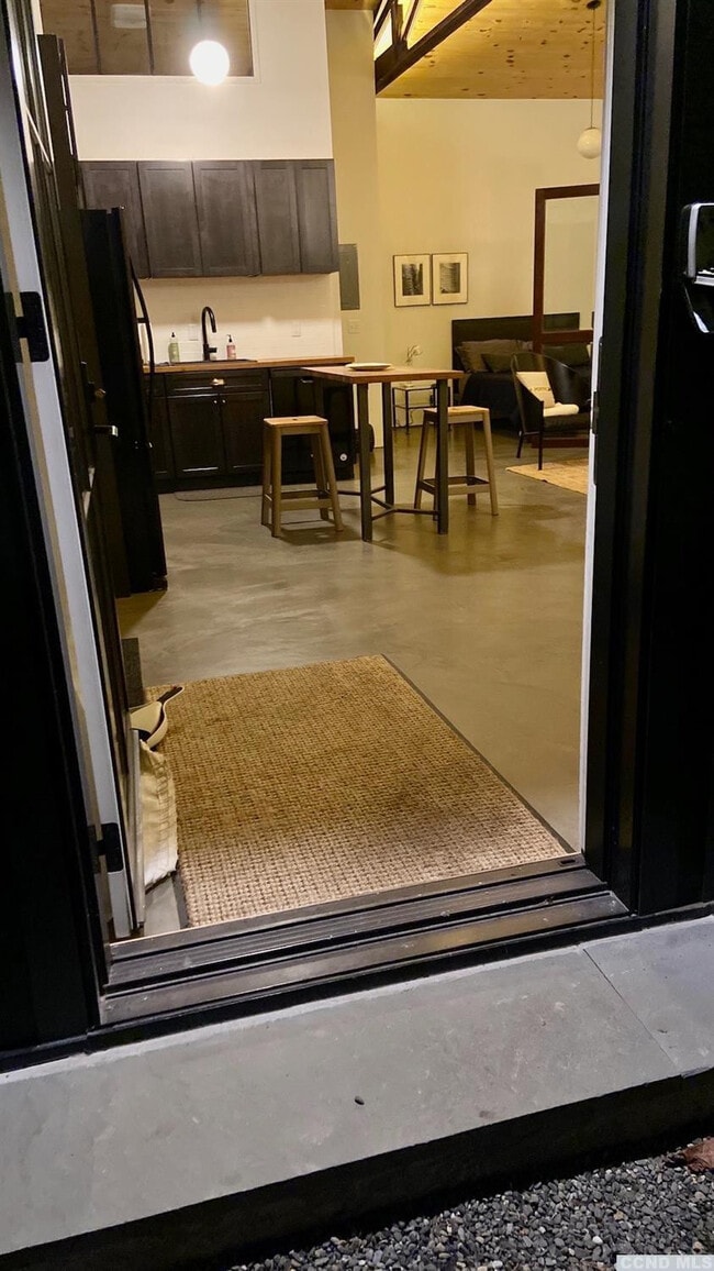 Building Photo - 747 1/2 Columbia St