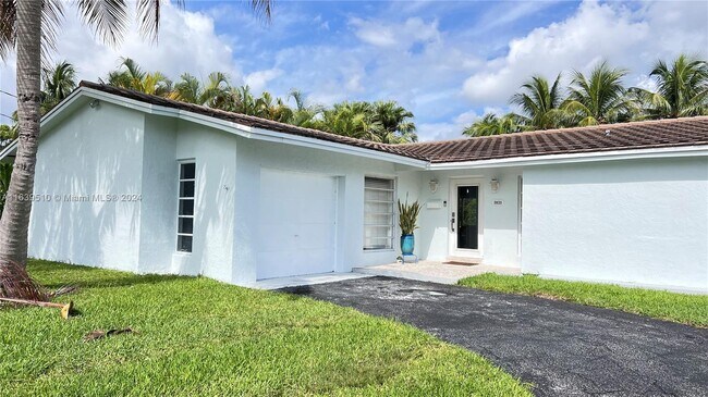 Building Photo - 19830 Bel Aire Dr
