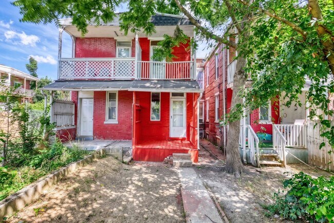 Building Photo - Newly Renovated 3 Bedroom, 1 Bathroom Townhouse