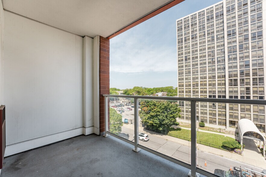 Building Photo - 301 W North Ave