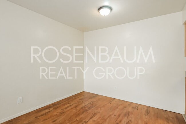 Building Photo - Spacious 1-bedroom, 1-bath downstairs apar...