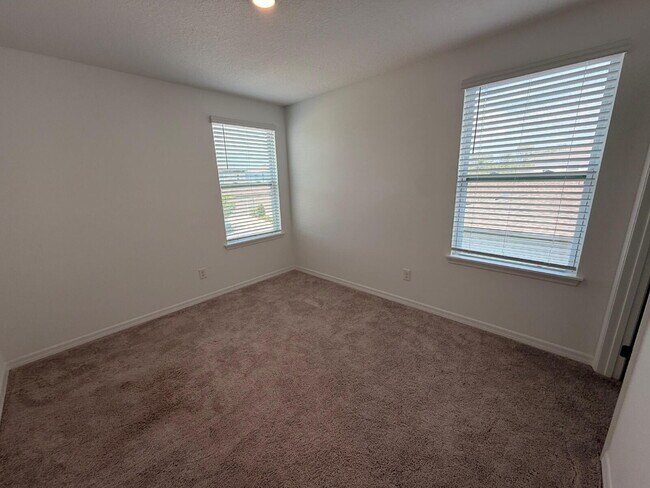 Building Photo - "Spacious 3-Bedroom Retreat in Winter Garden - 5520 Sq Ft of Comfort!"