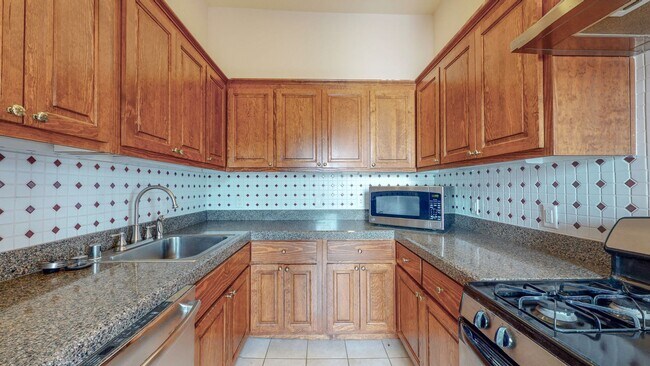 Building Photo - HISTORIC EDO 2/BD 2/BA CONDO