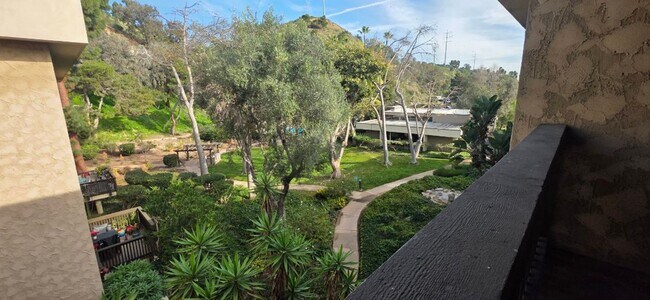 Building Photo - Large 2 Bedroom Condo in Fashion Valley!! With 2 Parking Spaces