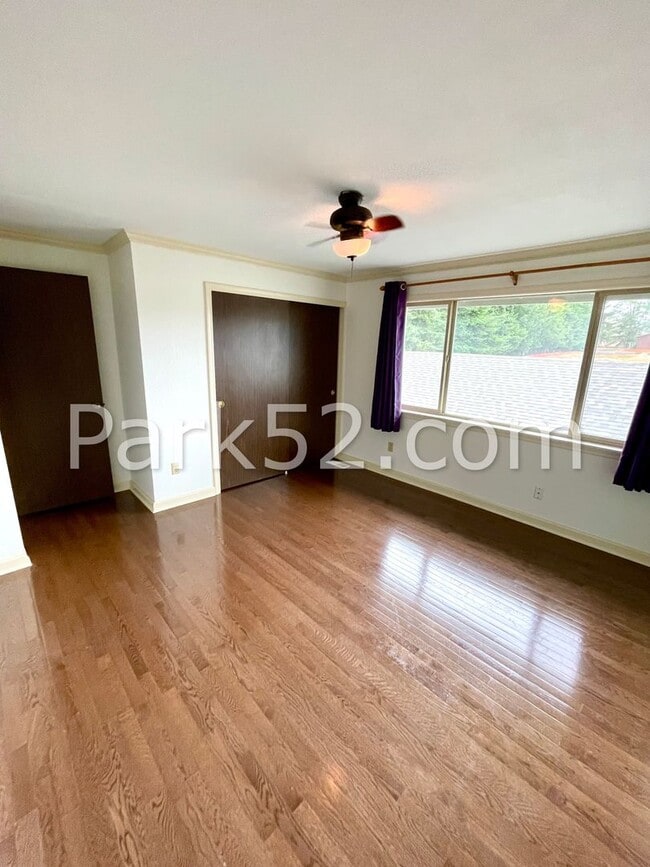 Building Photo - 2 Bedroom Tacoma Townhome