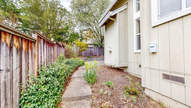 Building Photo - Desirable Skyhawk 3 bedroom Tri-Level Single Family