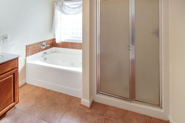 Building Photo - Beautiful Home in Stonehouse!
