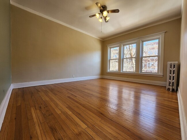 Building Photo - Large 3-bed/1-bath Apartment in the Heart of Rogers Park!