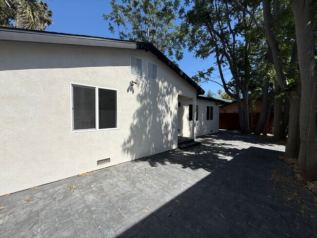 Building Photo - 7725 Owensmouth Ave