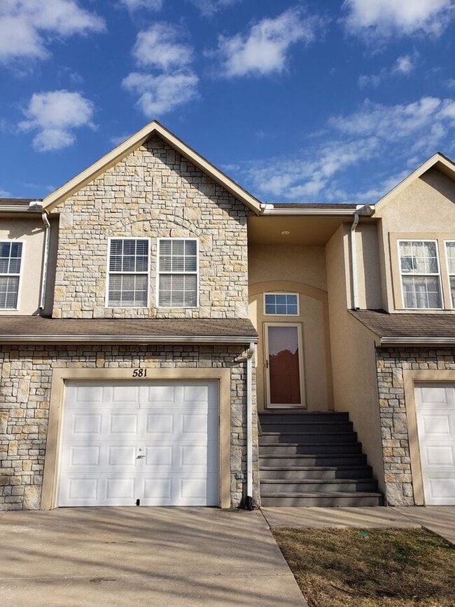 Building Photo - Beautiful Gardner Townhome-Available in MAY!!