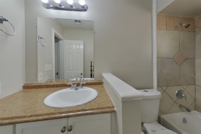Building Photo - 4427 Oakside Dr