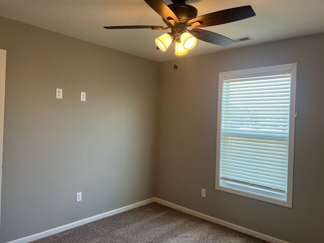 Building Photo - 400 Redwood Dr