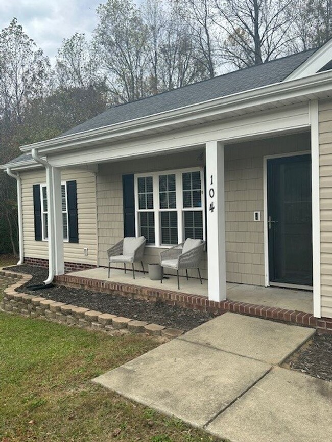 Building Photo - Cute 3 Bed/2 Bath Home IN Pikeville