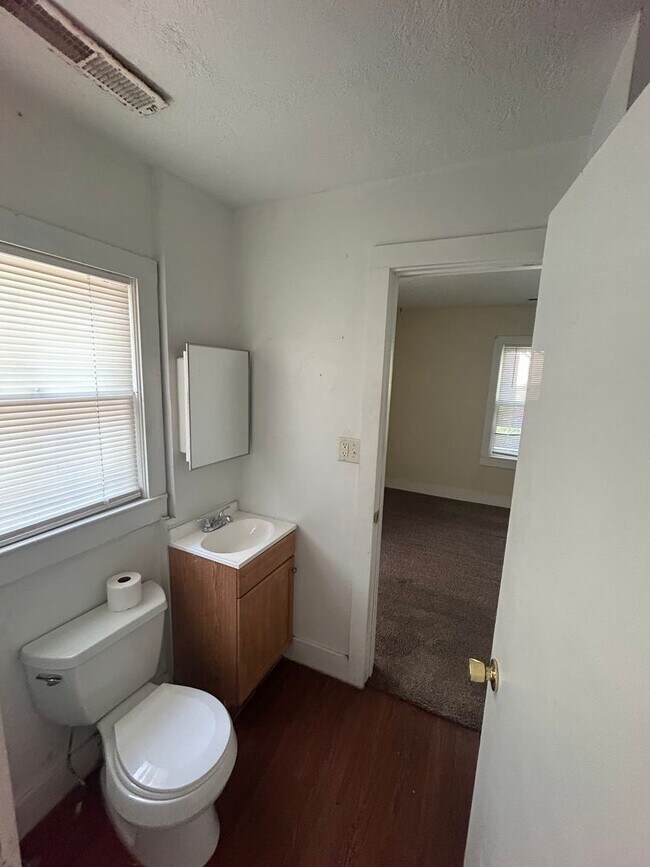 Building Photo - Adorable 2 bedroom, 1 bath Home!