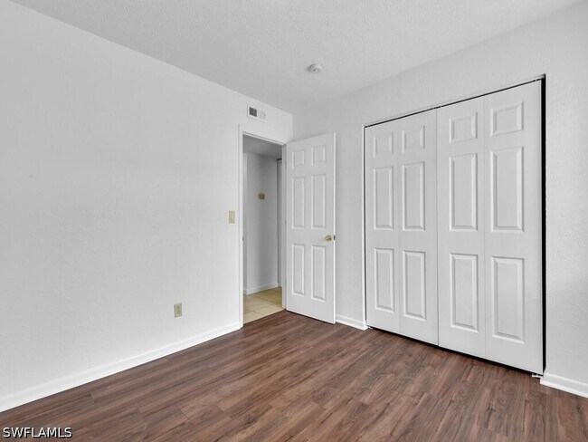 Building Photo - 4617 Bayshore Dr