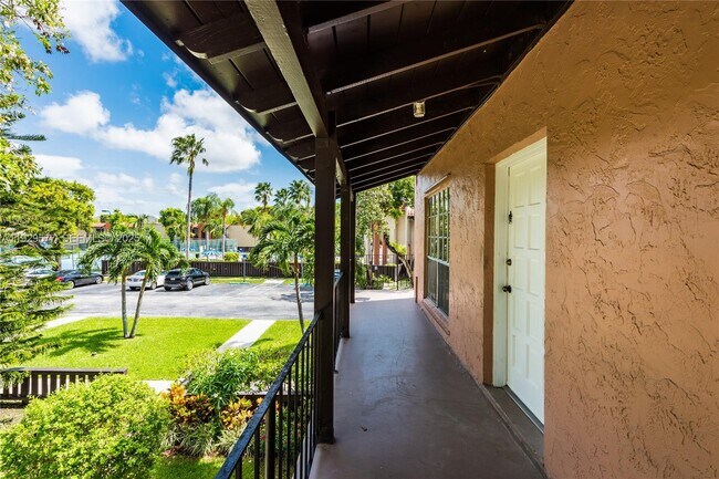 Building Photo - 10784 N Kendall Dr