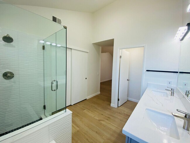 Building Photo - Classic Beauty