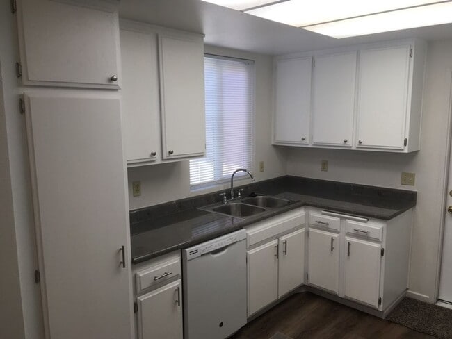 Building Photo - 44727 La Paz Rd