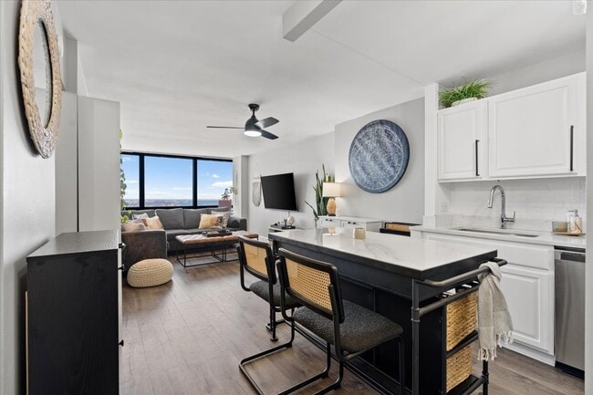 Building Photo - 5415 N Sheridan Rd