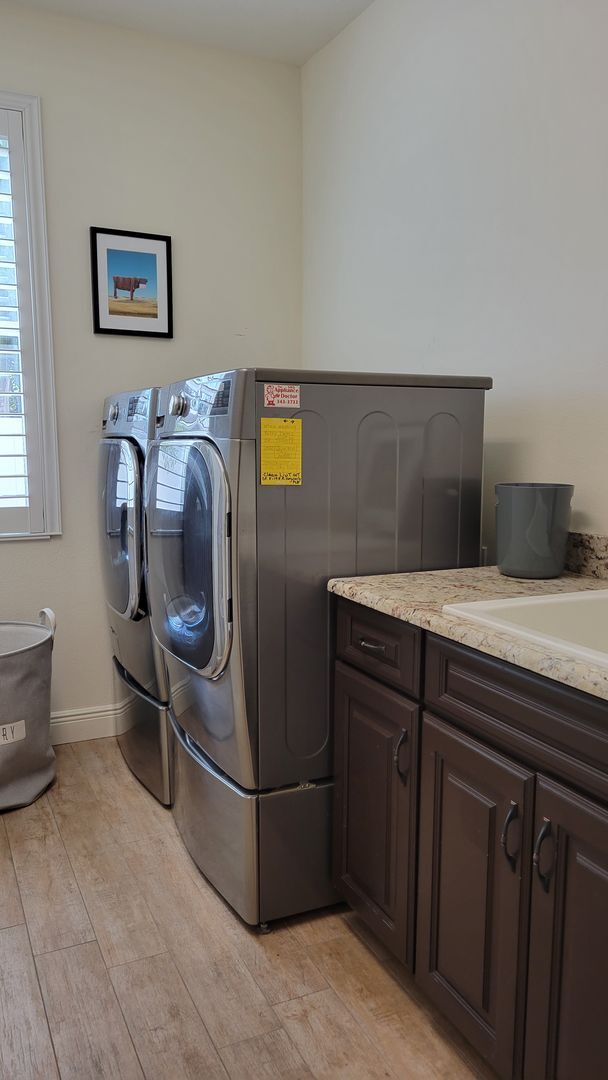 Building Photo - Seasonal stunning 5/5 pool home west of trail near Siesta Key!