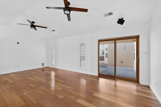 Building Photo - FOUR HILLS Executive Rental 4/5 BD 4/BA