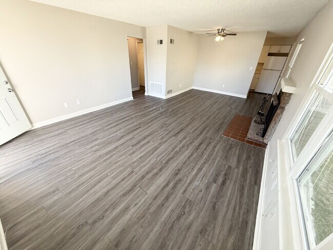 Building Photo - Updated 2 Bedroom/1 Bath Apartment in Parkville *READY NOW*