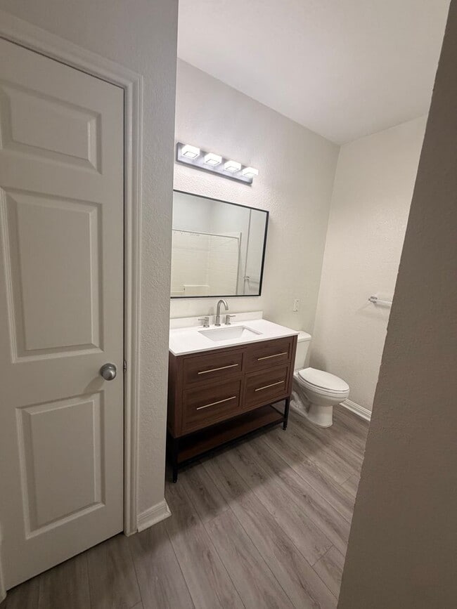 Building Photo - Newly Renovated Downtown 2 BDRM Condo