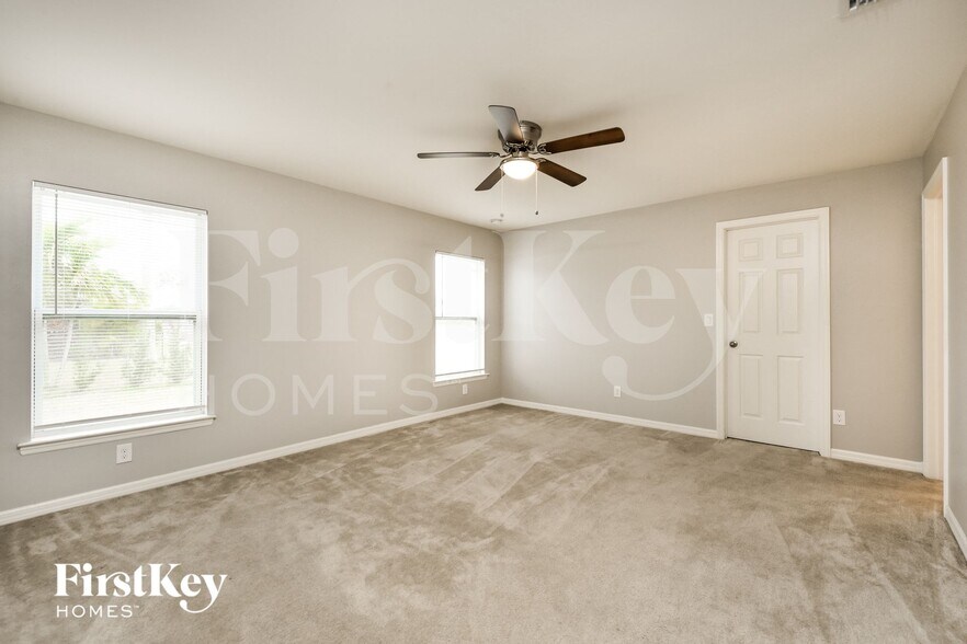 Building Photo - 2912 NW 18th Pl