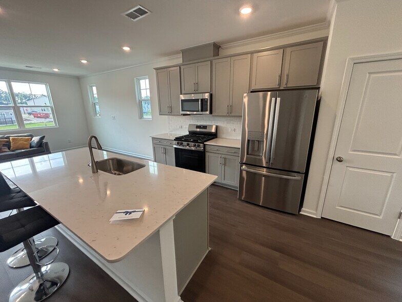 Building Photo - Room in Townhome on Gypsum Dr