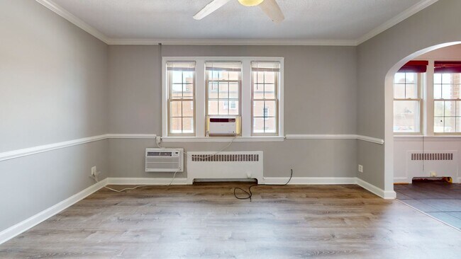 Building Photo - *ONE MONTH'S RENT FREE* Top Floor Updated ...