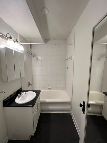 Building Photo - 15 E Kirby St