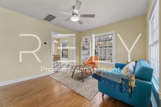 Building Photo - 933 E 56th St